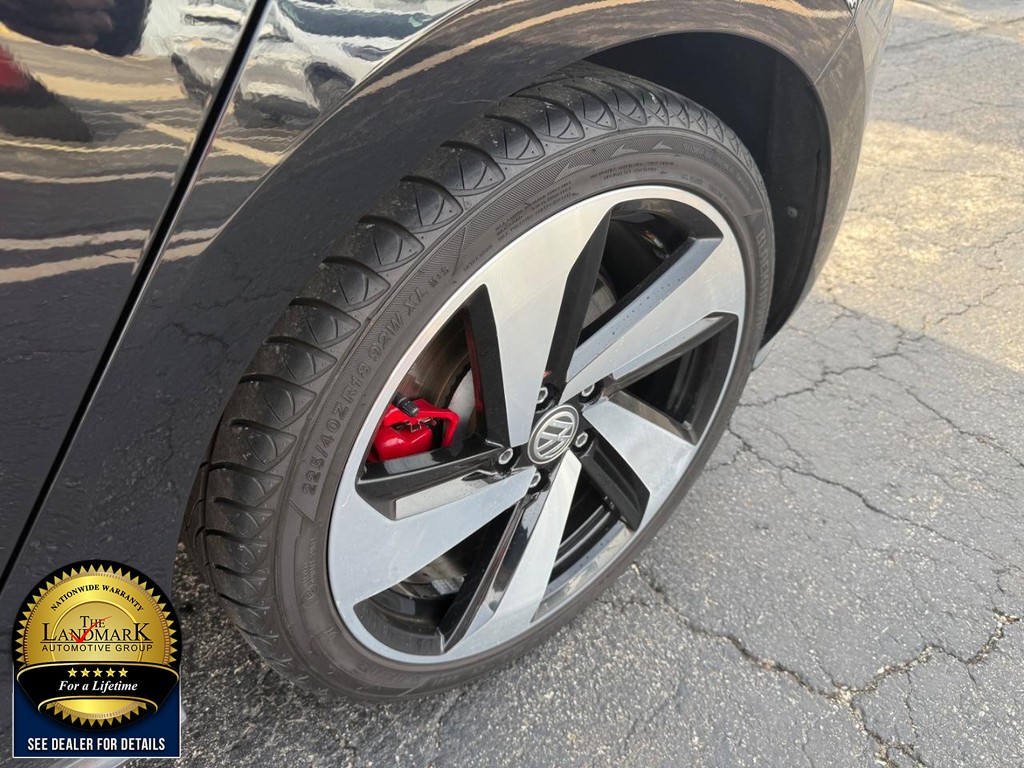 Volkswagen Golf GTI Vehicle Full-screen Gallery Image 32