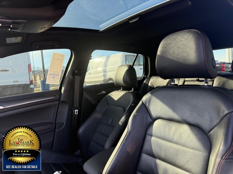 Volkswagen Golf GTI Vehicle Full-screen Gallery Image 9