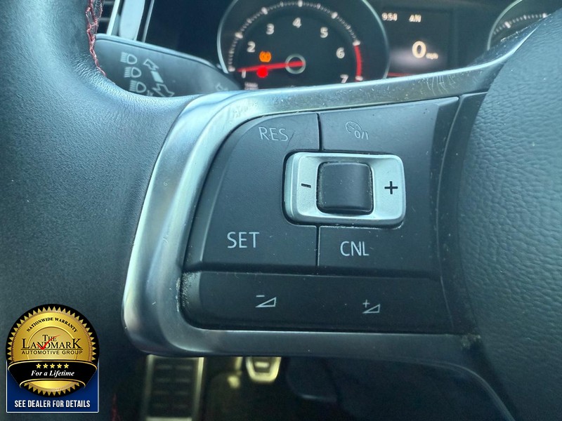 Volkswagen Golf GTI Vehicle Full-screen Gallery Image 10