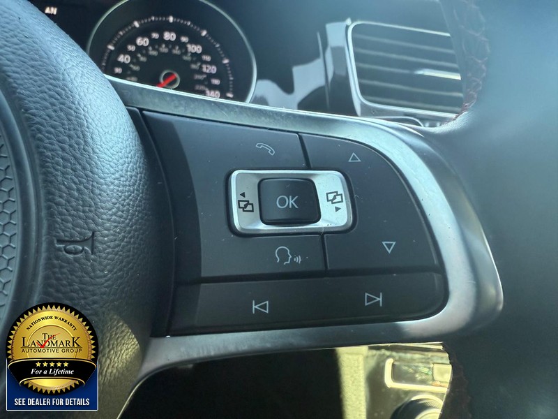 Volkswagen Golf GTI Vehicle Full-screen Gallery Image 11