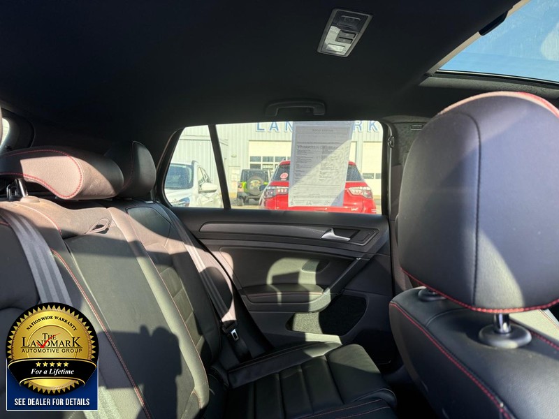 Volkswagen Golf GTI Vehicle Full-screen Gallery Image 15