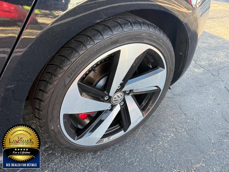 Volkswagen Golf GTI Vehicle Full-screen Gallery Image 19