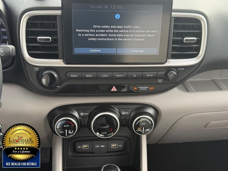 Hyundai Venue Vehicle Full-screen Gallery Image 17