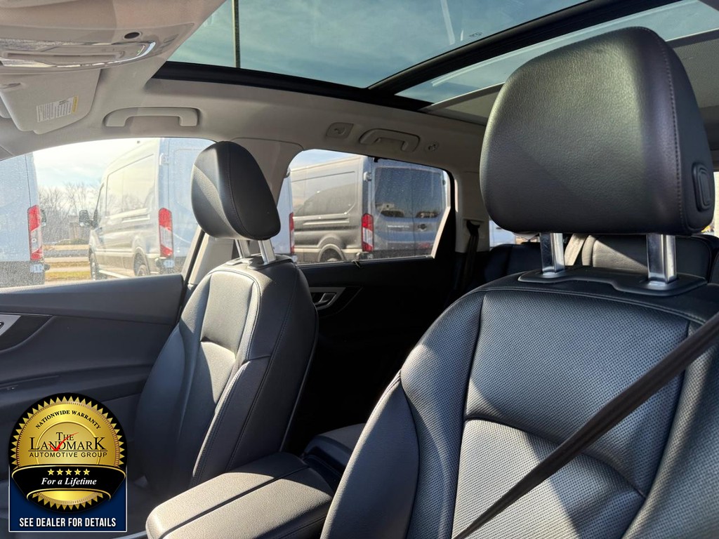 Audi Q7 Vehicle Full-screen Gallery Image 09