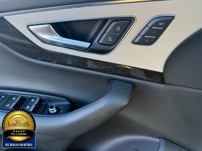 Audi Q7 Vehicle Full-screen Gallery Image 8