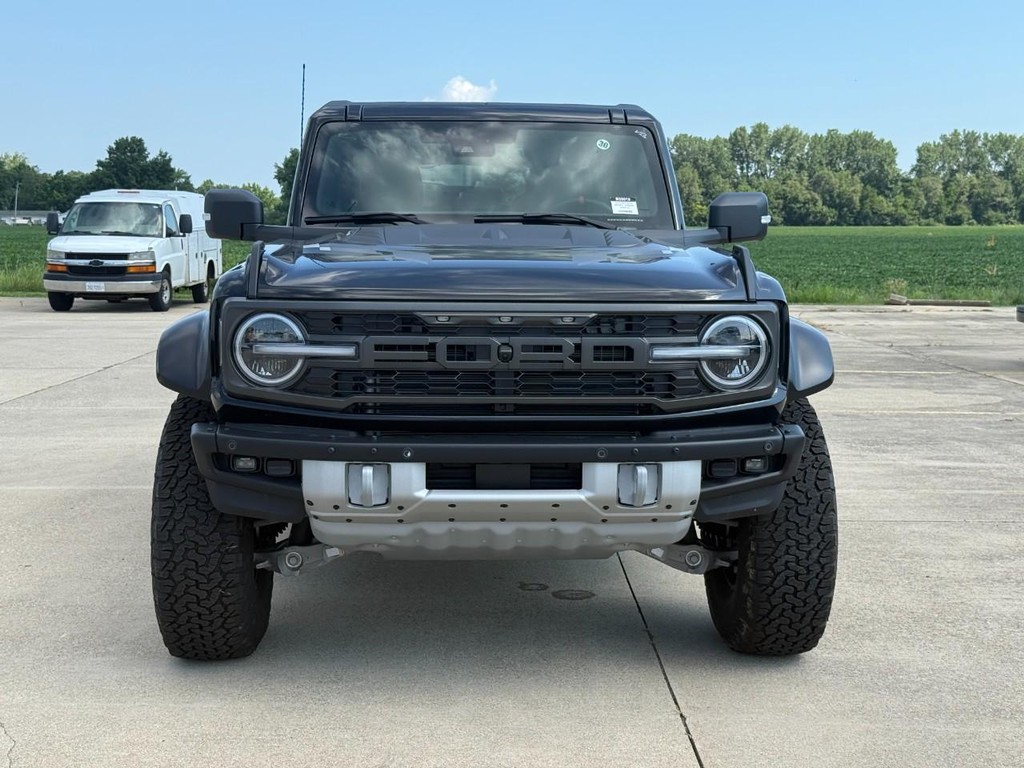 Ford Bronco Vehicle Full-screen Gallery Image 2