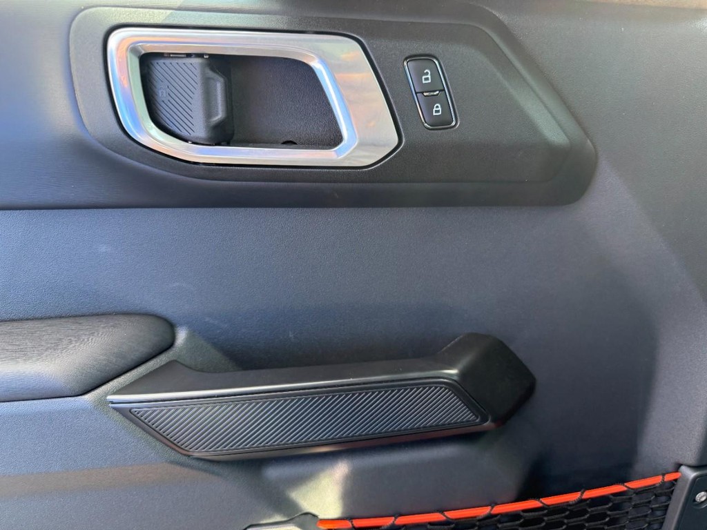 Ford Bronco Vehicle Full-screen Gallery Image 8