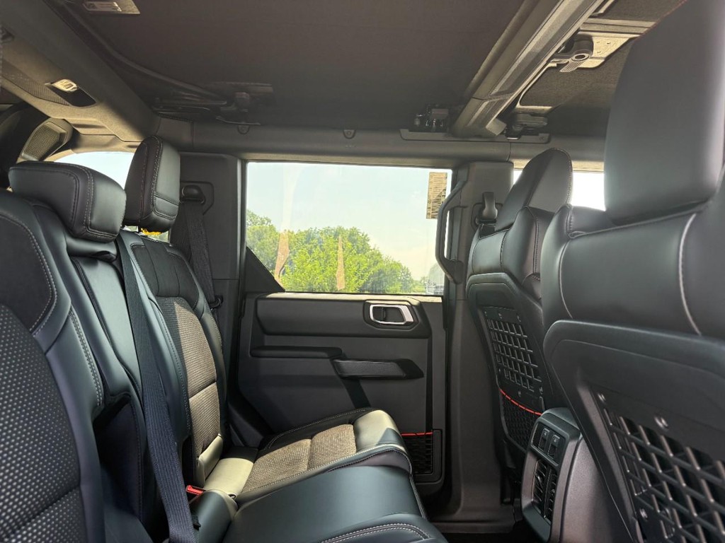 Ford Bronco Vehicle Full-screen Gallery Image 16