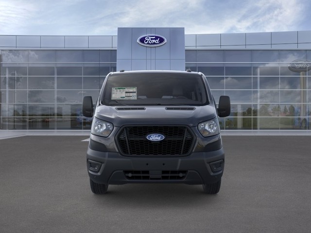 Ford Transit-250 Vehicle Full-screen Gallery Image 6