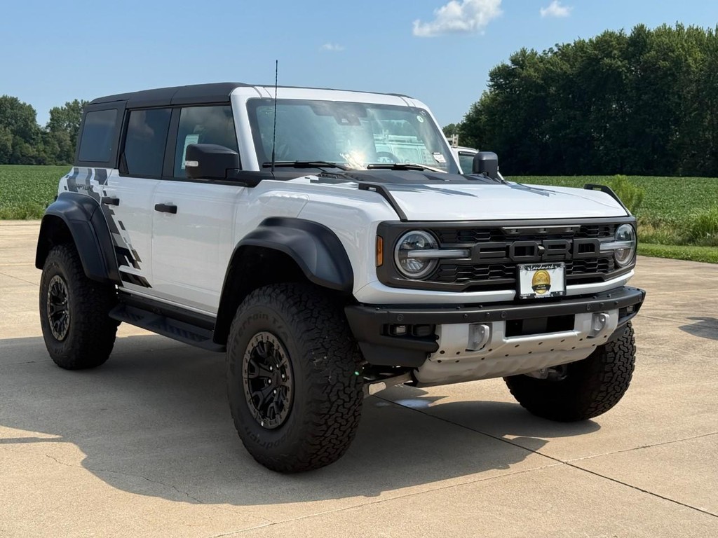 Ford Bronco Vehicle Full-screen Gallery Image 3