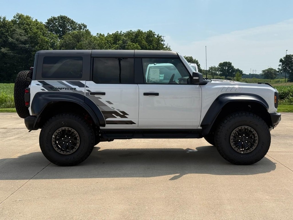 Ford Bronco Vehicle Full-screen Gallery Image 4