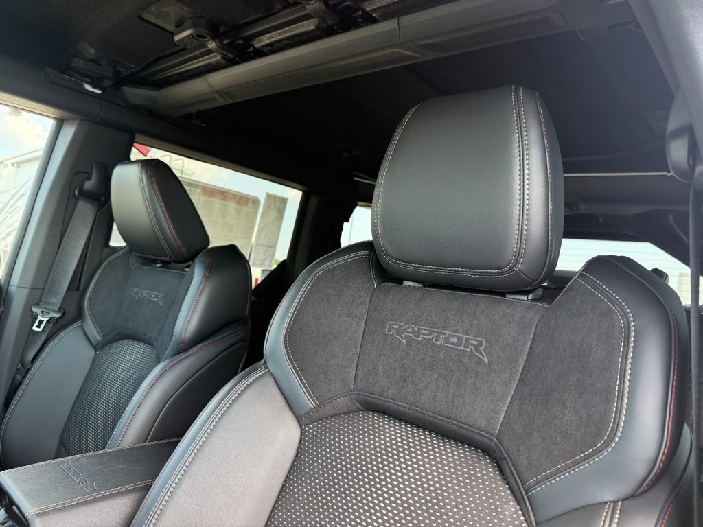 Ford Bronco Vehicle Full-screen Gallery Image 9