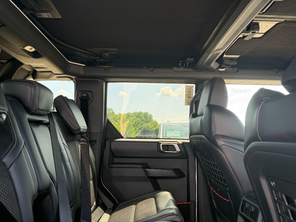 Ford Bronco Vehicle Full-screen Gallery Image 16