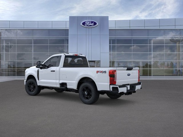 Ford F-350SD Vehicle Full-screen Gallery Image 4