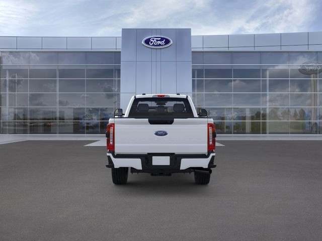 Ford F-350SD Vehicle Full-screen Gallery Image 5