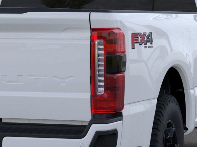 Ford F-350SD Vehicle Full-screen Gallery Image 21