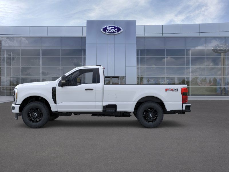 Ford F-350SD Vehicle Full-screen Gallery Image 3