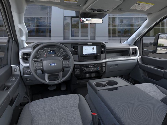 Ford F-350SD Vehicle Full-screen Gallery Image 9
