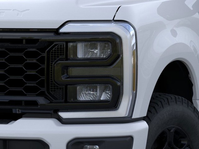 Ford F-350SD Vehicle Full-screen Gallery Image 18