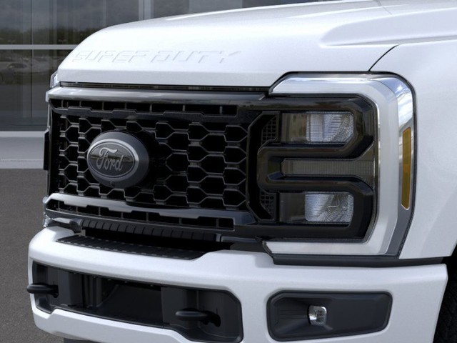 Ford F-350SD Vehicle Full-screen Gallery Image 17