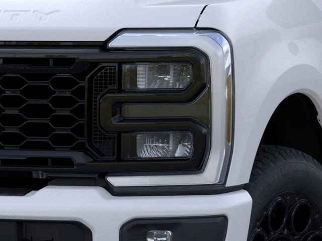 Ford F-350SD Vehicle Full-screen Gallery Image 18