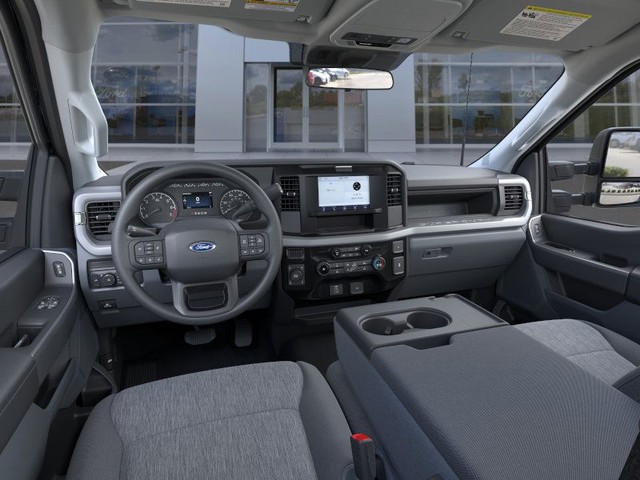 Ford F-350SD Vehicle Full-screen Gallery Image 9