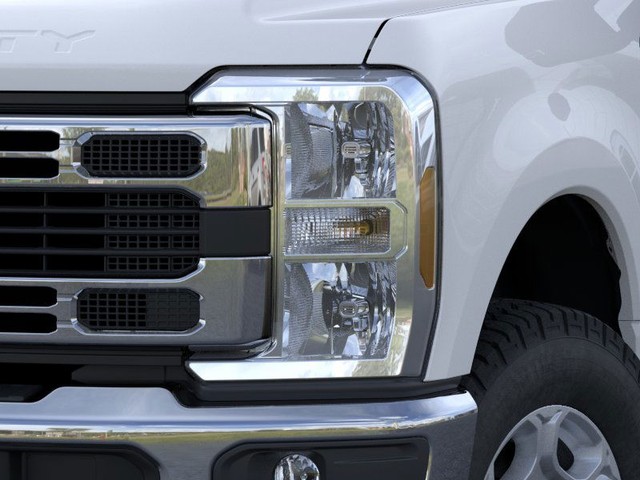 Ford F-350SD Vehicle Full-screen Gallery Image 18