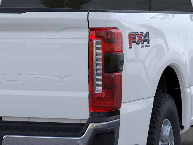 Ford F-350SD Vehicle Full-screen Gallery Image 21