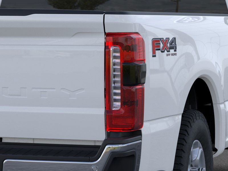 Ford F-350SD Vehicle Full-screen Gallery Image 21