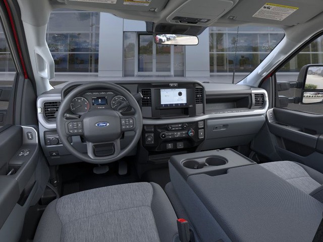 Ford F-250SD Vehicle Full-screen Gallery Image 9