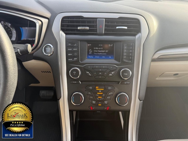 Ford Fusion Hybrid Vehicle Full-screen Gallery Image 18