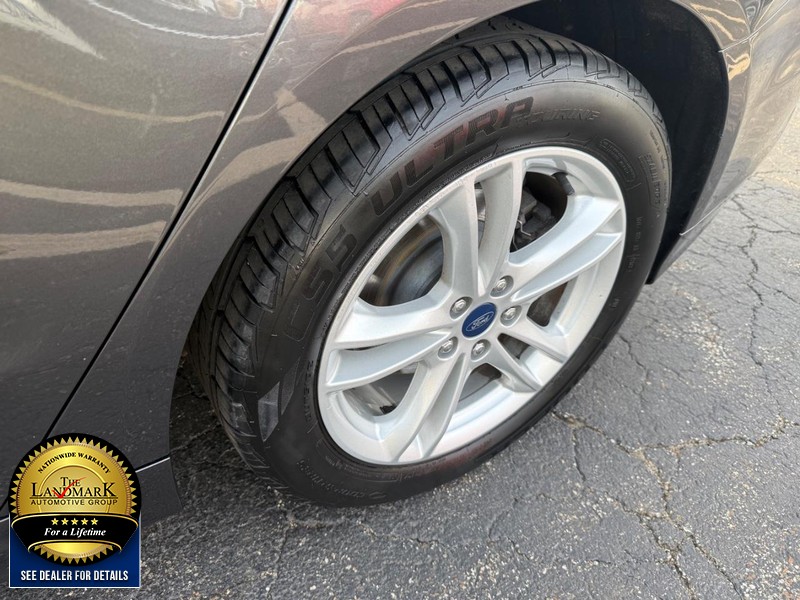 Ford Fusion Hybrid Vehicle Full-screen Gallery Image 20