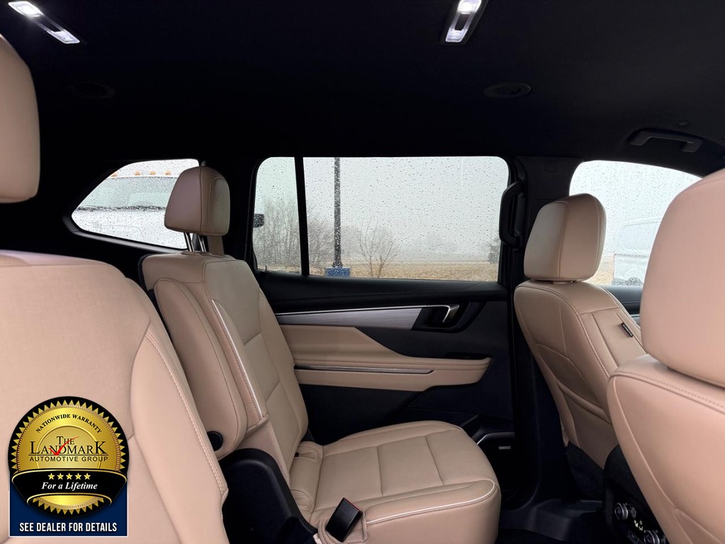 Buick Enclave Vehicle Full-screen Gallery Image 17