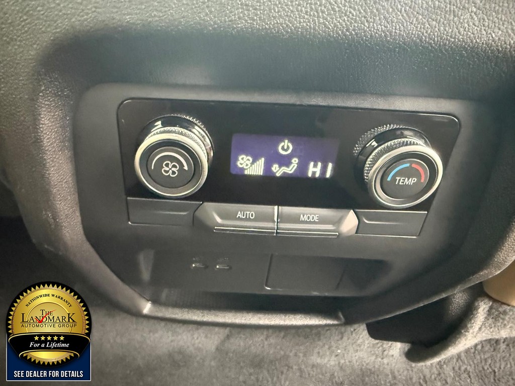 Buick Enclave Vehicle Full-screen Gallery Image 18