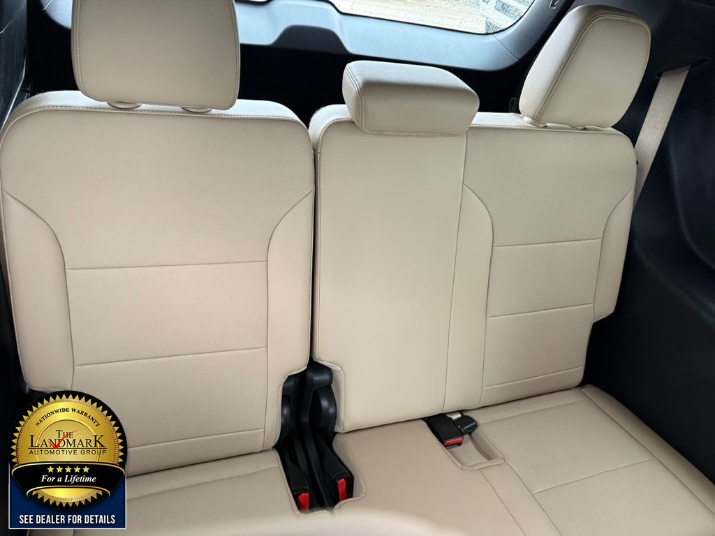 Buick Enclave Vehicle Full-screen Gallery Image 19