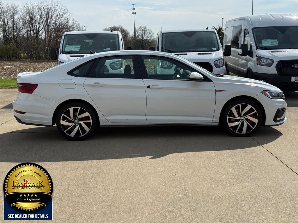 Volkswagen Jetta GLI Vehicle Full-screen Gallery Image 4