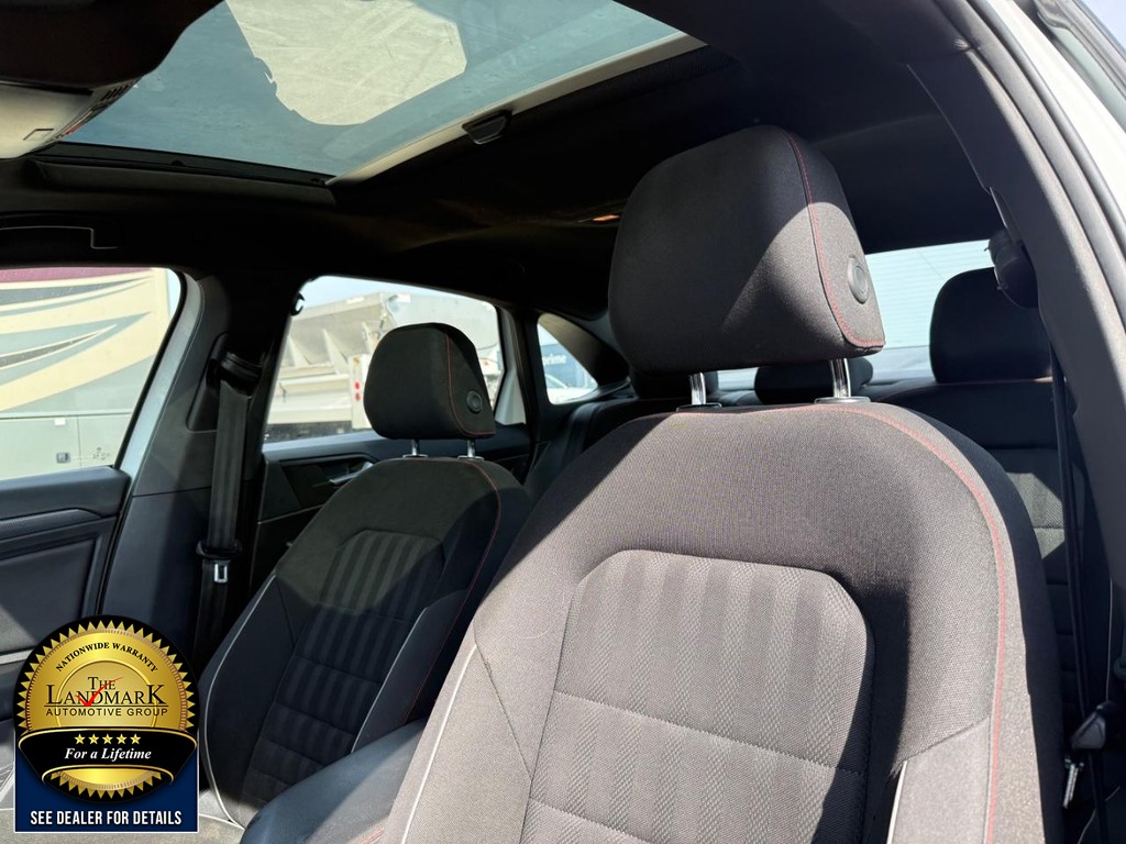 Volkswagen Jetta GLI Vehicle Full-screen Gallery Image 9