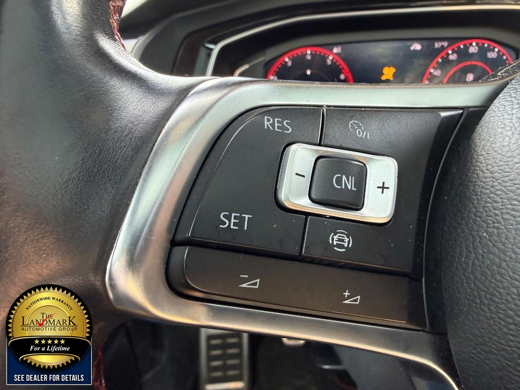 Volkswagen Jetta GLI Vehicle Full-screen Gallery Image 10