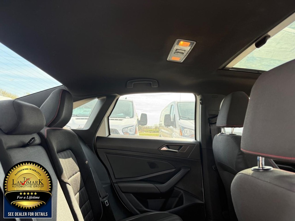 Volkswagen Jetta GLI Vehicle Full-screen Gallery Image 15