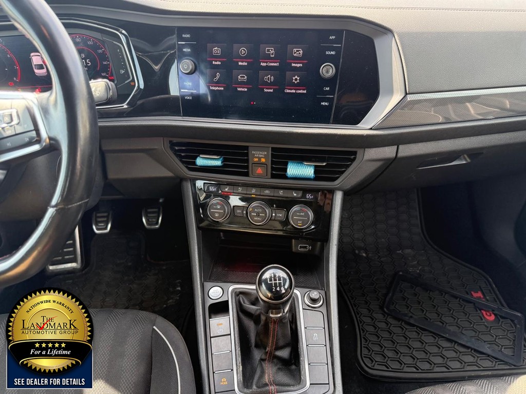 Volkswagen Jetta GLI Vehicle Full-screen Gallery Image 18