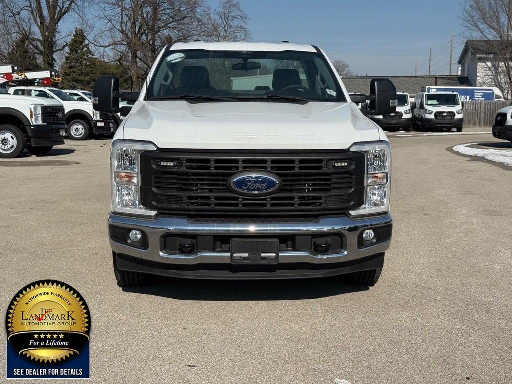 Ford Super Duty F-250 SRW Vehicle Full-screen Gallery Image 2