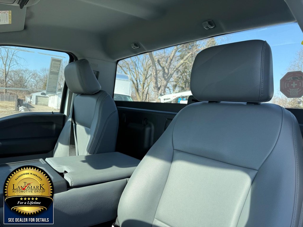 Ford Super Duty F-250 SRW Vehicle Full-screen Gallery Image 9