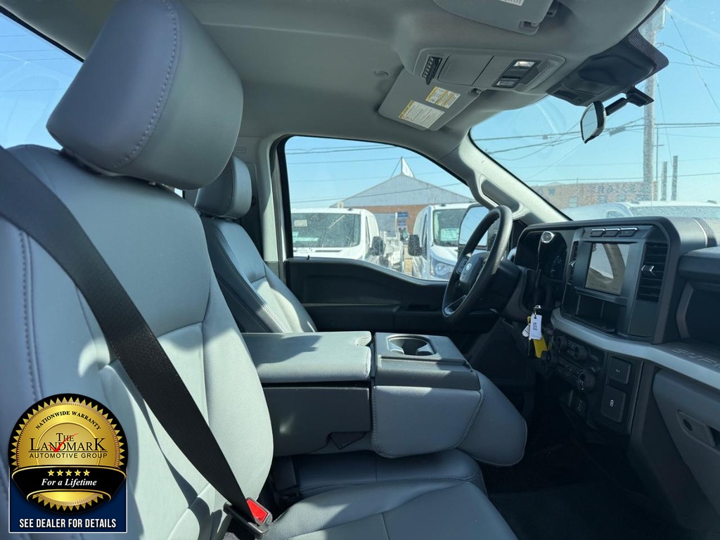 Ford Super Duty F-250 SRW Vehicle Full-screen Gallery Image 14