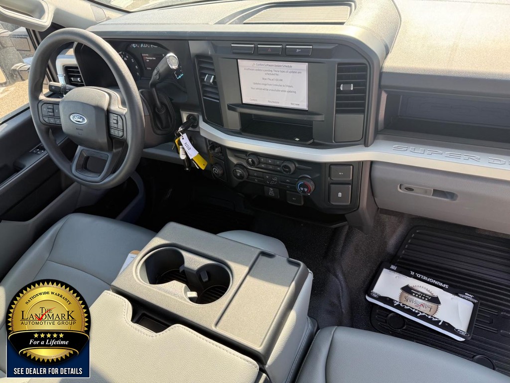 Ford Super Duty F-250 SRW Vehicle Full-screen Gallery Image 15