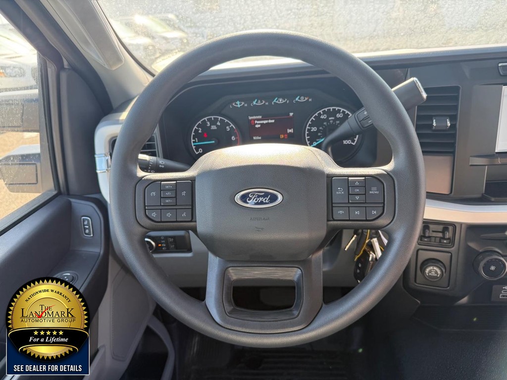 Ford Super Duty F-250 SRW Vehicle Full-screen Gallery Image 16