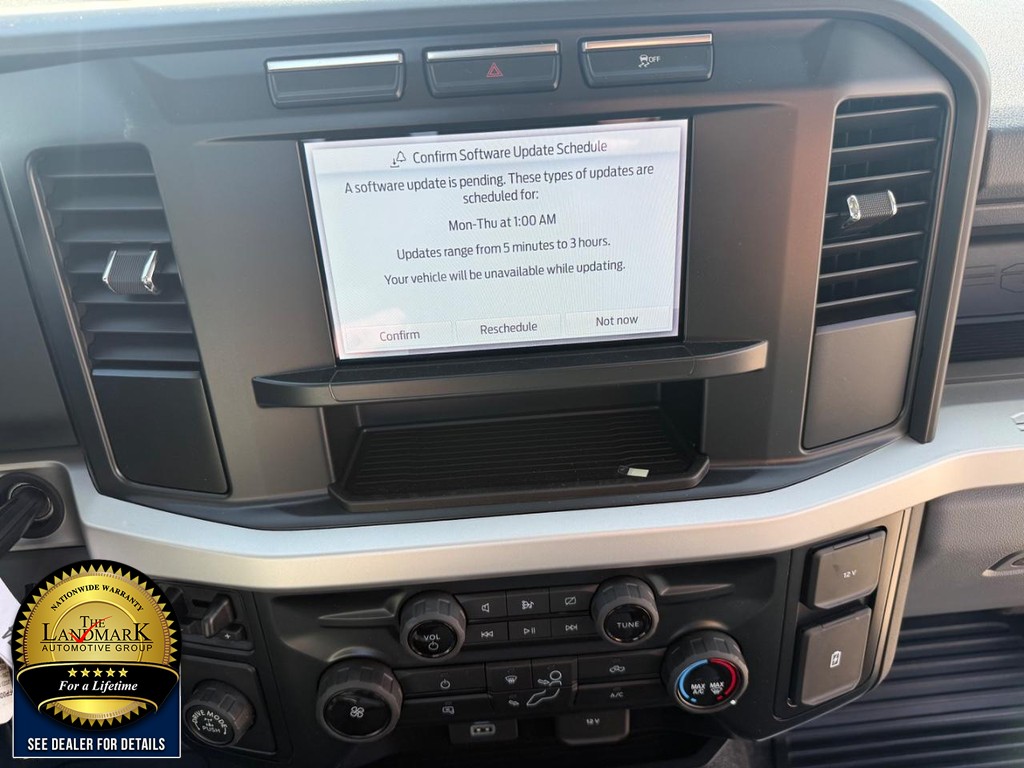 Ford Super Duty F-250 SRW Vehicle Full-screen Gallery Image 17