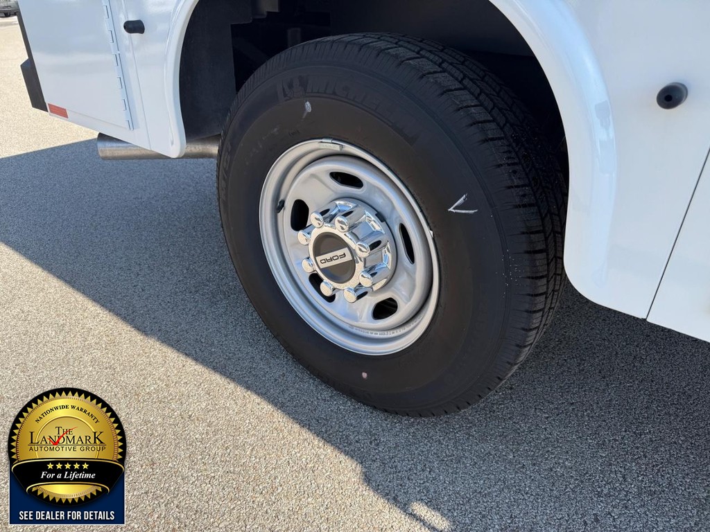 Ford Super Duty F-250 SRW Vehicle Full-screen Gallery Image 19