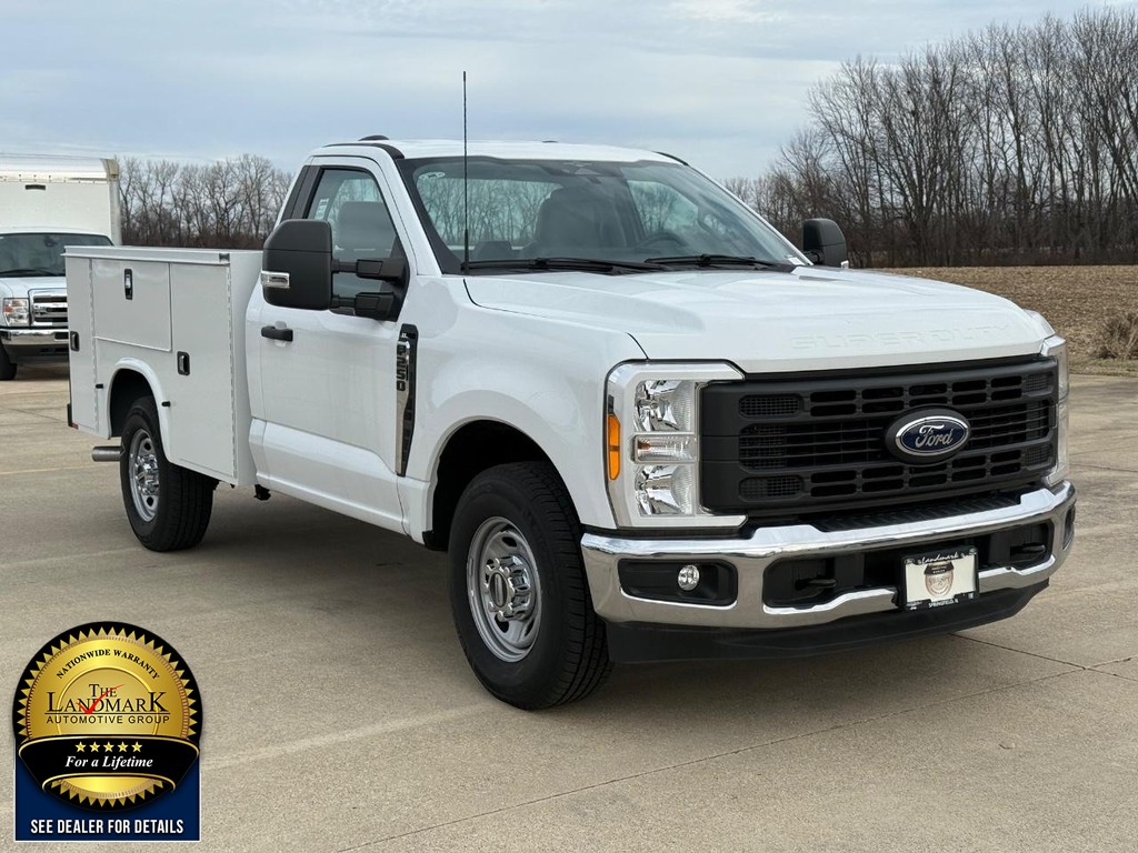 Ford Super Duty F-250 SRW Vehicle Full-screen Gallery Image 3