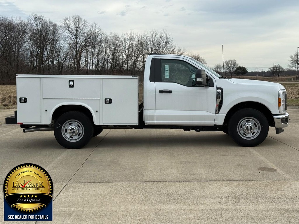 Ford Super Duty F-250 SRW Vehicle Full-screen Gallery Image 4