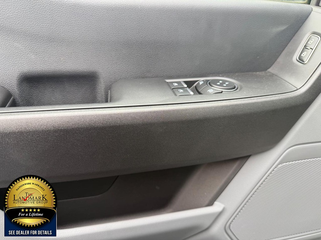 Ford Super Duty F-250 SRW Vehicle Full-screen Gallery Image 8